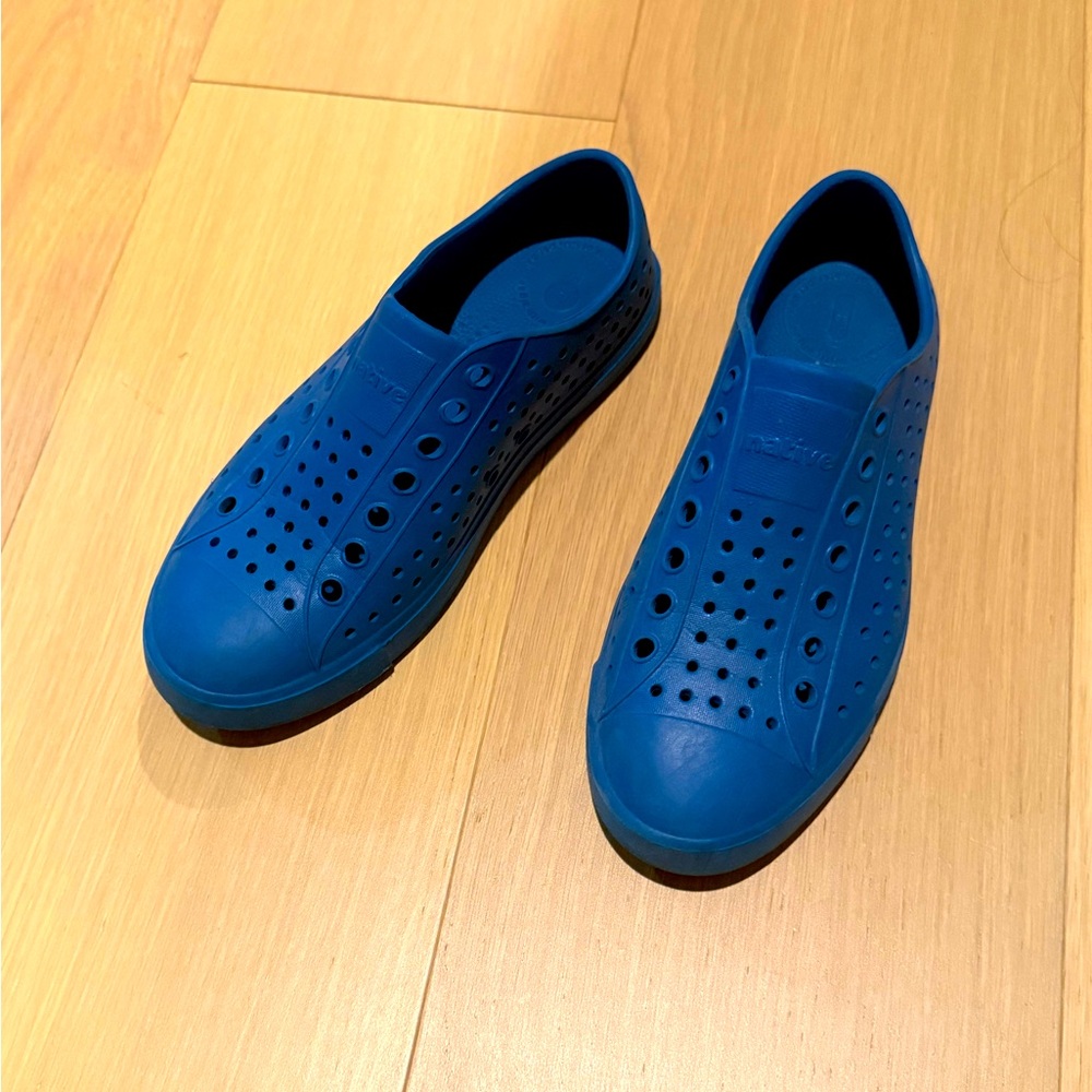 Native Water Shoes Blue - men’s 4, women’s 6